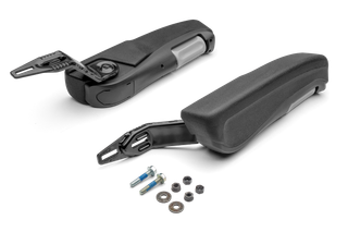 Draufsicht auf zwei schwarze Armlehnen mit Befestigungsteilen, einschließlich Schrauben und Unterlegscheiben.