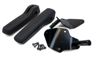 Draufsicht auf einen Satz schwarzer Halterungen und Schrauben.