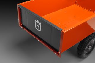 Vue arrière d’une remorque Husqvarna avec une marque visible sur le hayon.