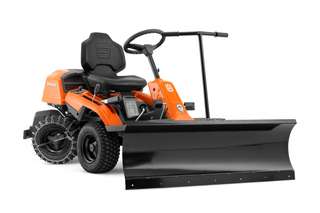 Zijaanzicht van een Husqvarna zitmaaier uitgerust met een sneeuwploeghulpstuk.
