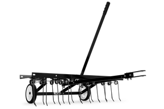 Zijaanzicht van een verticuteermachine met metalen tanden en wielen.