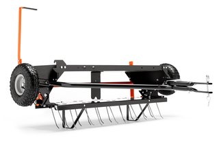 Vedere laterală a unui dethatcher de gazon cu roți și dinți metalici.