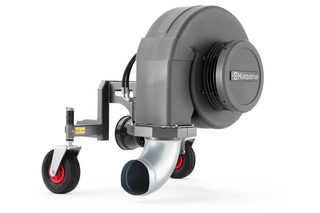 車輪と金属ダクトを備えたハスクバーナ建設用送風機の側面図。