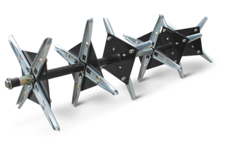 Sivunäkymä puutarhan ilmastimen lisälaitteesta, jossa on useita teriä.