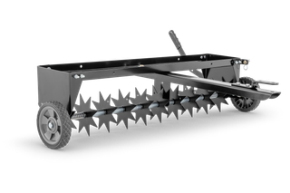 Страничен изглед на аератор за тревни площи с ролки и колела с шипове.