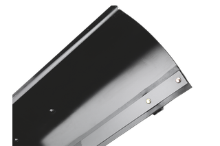 Vue rapprochée d’une lame métallique avec rivets, faisant probablement partie d’une machine plus grande.