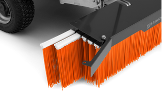 gros plan d’un accessoire balai Husqvarna avec des poils orange.