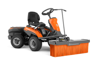 Vue latérale d’une tondeuse autoportée Husqvarna équipée d’un accessoire balayeuse monté à l’avant.