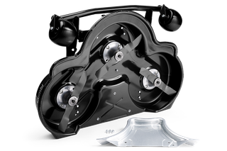 A Husqvarna kereskedelmi forgalomban kapható elülső fűnyíróasztal elölnézete pengékkel és csavarokkal.