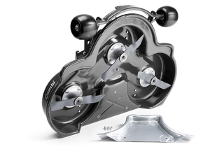 Set ovenfra af et klippebord i Husqvarnas kommercielle frontklipper med tre knive.