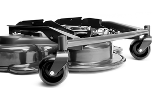 Kerekes fűnyíróasztal közeli nézete.