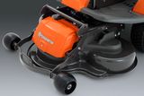Detailný pohľad na žacie ústrojenstvo a kolesá kosačky Husqvarna.