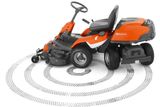 Vue latérale d’une tondeuse autoportée Husqvarna avec des traces de pneus autour.