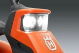 Close-up do farol de um produto Husqvarna com a marca visível.