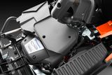 Detailný pohľad na motorový priestor kosačky Husqvarna.