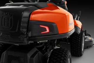 Vue arrière d’une tondeuse à coupe frontale Husqvarna professionnelle avec carter de coupe.