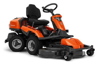 Vy från sidan av en Husqvarna åkgräsklippare med klippaggregat.