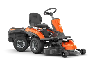 Вид збоку на косарку-трактор Husqvarna з різальною декою.