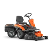 Вид збоку на косарку-трактор Husqvarna з різальною декою.