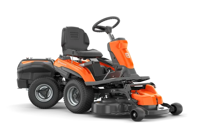 Vy från sidan av en Husqvarna åkgräsklippare med klippaggregat.