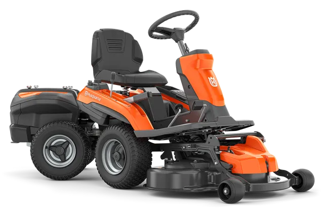 Bočný pohľad na kosačku Husqvarna so sediacou obsluhou s žacím ústrojenstvom.