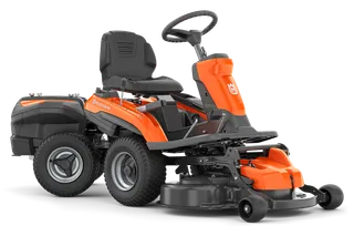 Vy från sidan av en Husqvarna åkgräsklippare med klippaggregat.