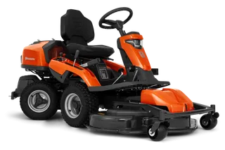 Vy från sidan av en Husqvarna åkgräsklippare med klippaggregat.