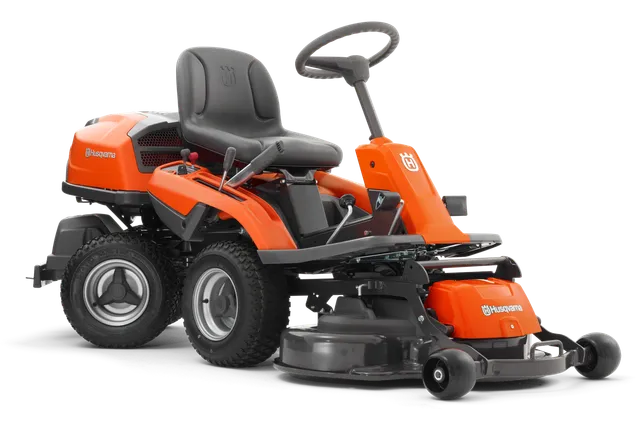 Set fra siden af en Husqvarna-plæneklipper med klippebord.