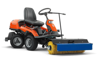 Seitenansicht eines Husqvarna Aufsitzmähers mit Kehraufsatz.