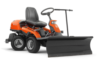 Sivukuva lumiauralla varustetusta Husqvarnan ajettavasta ruohonleikkurista.