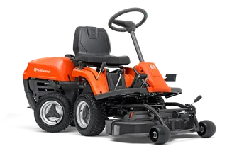 Vy från sidan av en Husqvarna åkgräsklippare med klippaggregat.