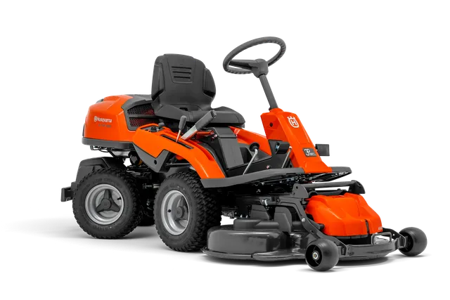 Set fra siden af en Husqvarna-plæneklipper med klippebord.