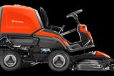 Bočný pohľad na komerčnú prednú kosačku Husqvarna s žacím ústrojenstvom.