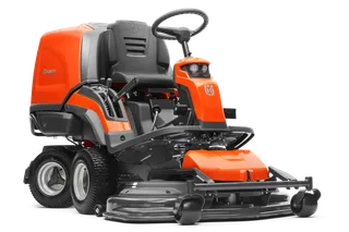Frontansicht eines kommerziellen Husqvarna Frontmähers mit Mähdeck.