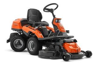 Vue latérale d’une tondeuse autoportée Husqvarna avec carter de coupe.