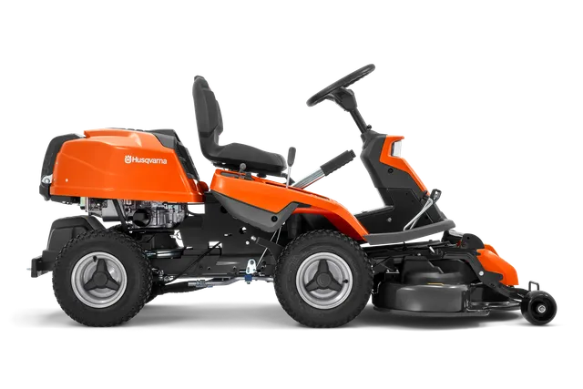 Set fra siden af en Husqvarna-plæneklipper med klippebord.