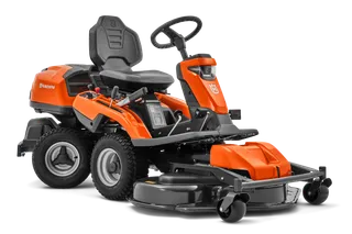 Vue de face d’une tondeuse autoportée Husqvarna avec carter de coupe.