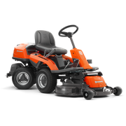 Seitenansicht eines Husqvarna Aufsitzmähers mit Mähdeck.