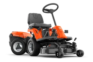 Vy från sidan av en Husqvarna åkgräsklippare med klippaggregat.