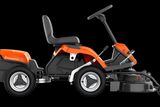 Vista lateral de um trator corta-relva Husqvarna com plataforma de corte.