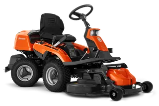 Vy från sidan av en Husqvarna åkgräsklippare med klippaggregat.
