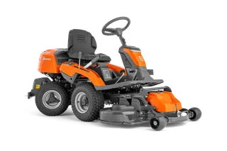 Vy framifrån av en Husqvarna åkgräsklippare med klippaggregat.