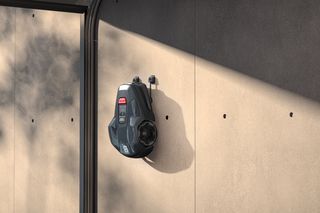 Een elektrisch gereedschap dat aan de muur is gemonteerd in een industriële omgeving.
