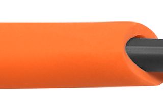 Nahaufnahme eines elektrischen Kabels mit orangefarbener Isolierung und freiliegenden Metalllitzen.