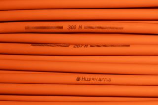 Nahaufnahme von gestapelten Husqvarna Kabeln mit Längenmarkierungen.