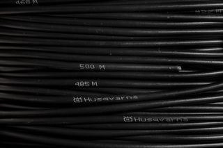 Zbliżenie na zwijane Husqvarna z oznaczeniami długości.