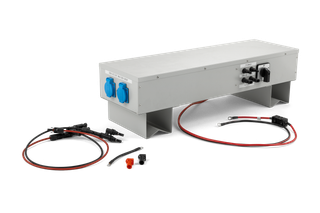 Vue de face d’une boîte de jonction électrique avec divers connecteurs et câbles.