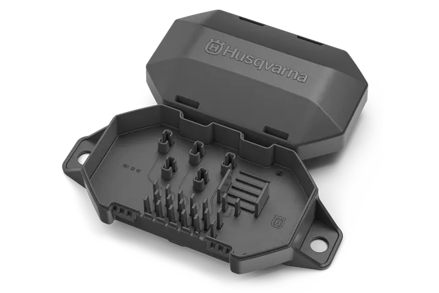 Draufsicht auf eine Husqvarna Verteilerdose mit mehreren Anschlüssen.