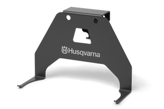 Automower® Sieninis laikiklis. "Husqvarna" metalinio laikiklio su logotipu, skirto montavimui, vaizdas iš priekio.