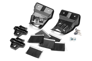 HUSQVARNA KIT BROSSES Pour Automower®. Vue de dessus d’un jeu de brosses de rechange et de supports de montage avec vis.